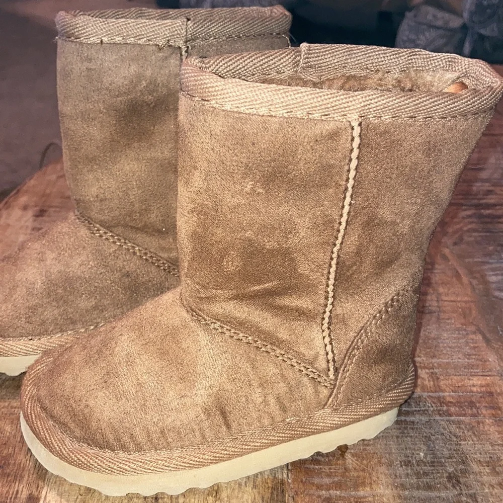 Size 5 The Children’s Place faux Ugg’s pull on boot. Fleece lining.